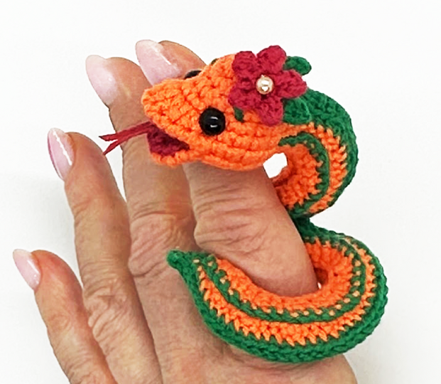 Crochet pattern Snake Keychain with Flower. Amigurumi Little Snake.