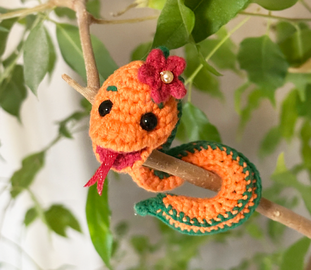 Häkelanleitung Schlangen-Schlüsselanhänger mit Blume. Amigurumi  Schlangen.