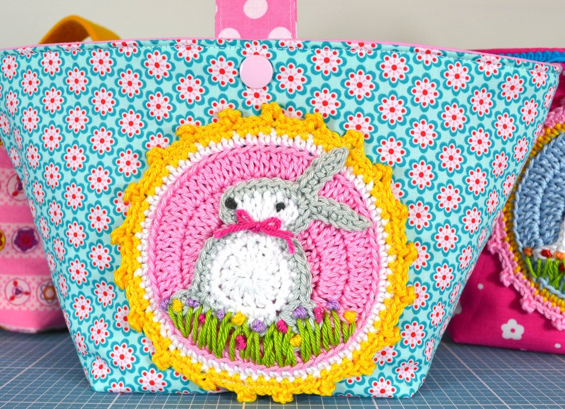 Häkelanleitung Aufnäher "Hase auf Wiese", Osterhase Häkelapplikation, Deko - Bild 2