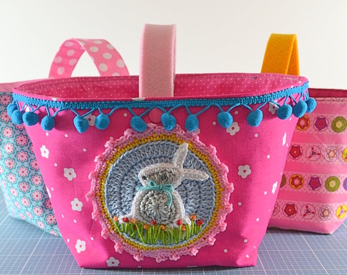 Häkelanleitung Aufnäher "Hase auf Wiese", Osterhase Häkelapplikation, Deko