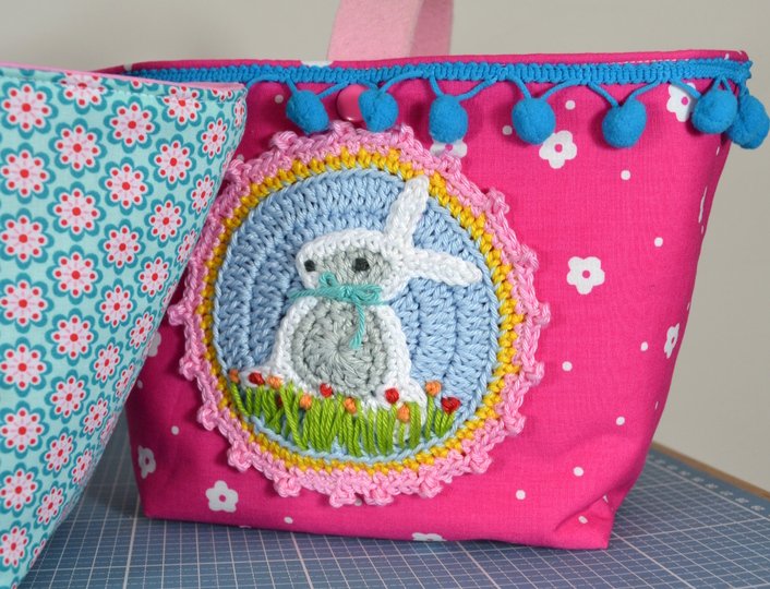 Häkelanleitung Aufnäher "Hase auf Wiese", Osterhase Häkelapplikation, Deko