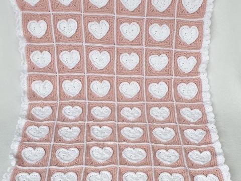Granny Squares Babydecke Valentine, gehäkelte Decke mit Herzen