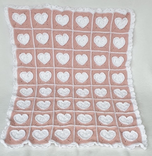 Granny Squares Babydecke Valentine, gehäkelte Decke mit Herzen
