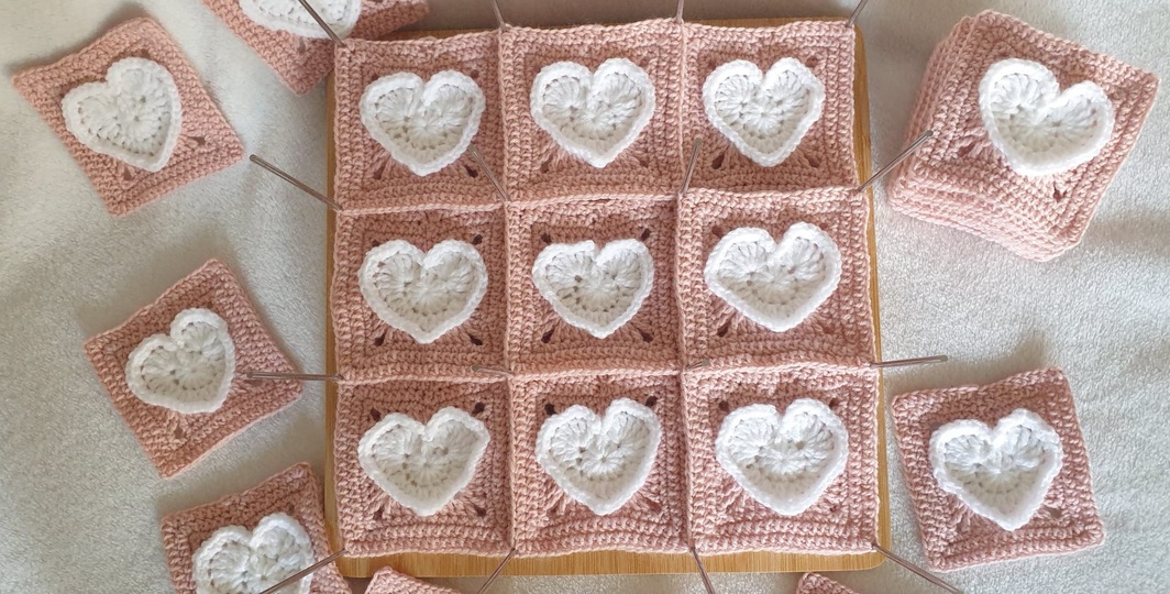 Granny Squares Babydecke Valentine, gehäkelte Decke mit Herzen