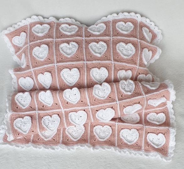 Granny Squares Babydecke Valentine, gehäkelte Decke mit Herzen