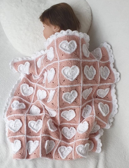 Granny Squares Babydecke Valentine, gehäkelte Decke mit Herzen
