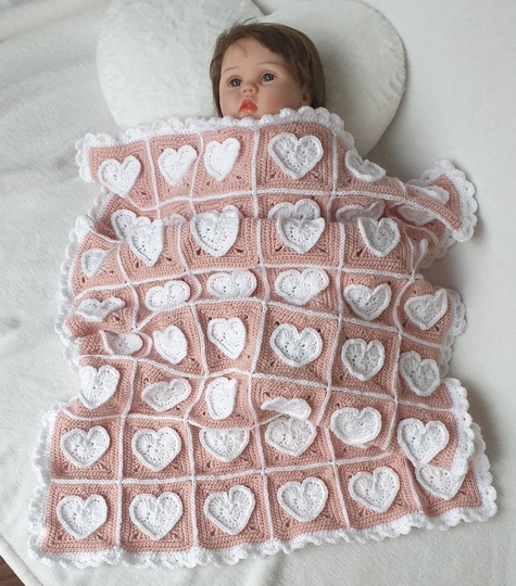 Granny Squares Babydecke Valentine, gehäkelte Decke mit Herzen