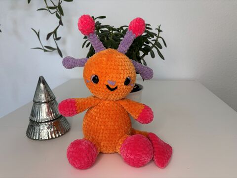 Amigurumi Alien Linara: Crochet Your Cuddly Space Friend (Chenille)