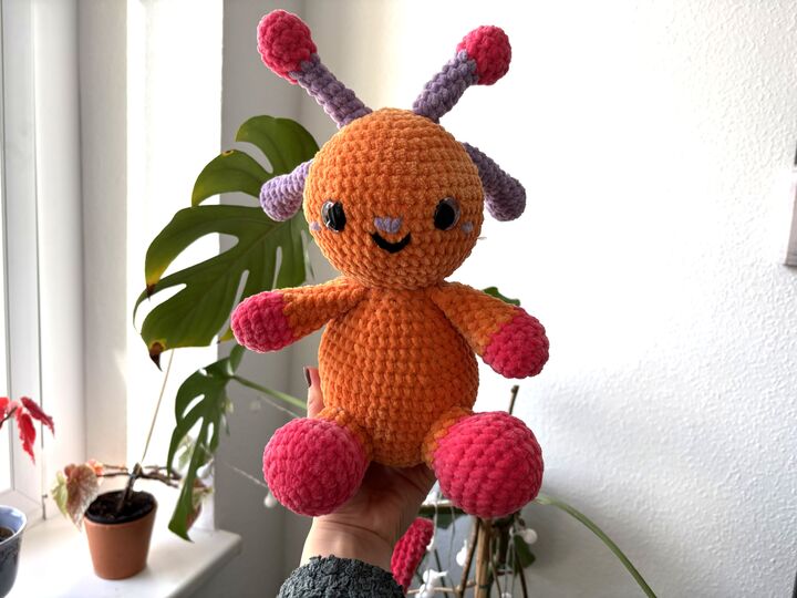 Amigurumi Alien Linara: Crochet Your Cuddly Space Friend (Chenille)