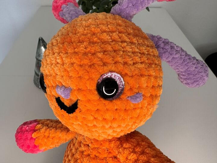 Amigurumi Alien Linara: Crochet Your Cuddly Space Friend (Chenille)