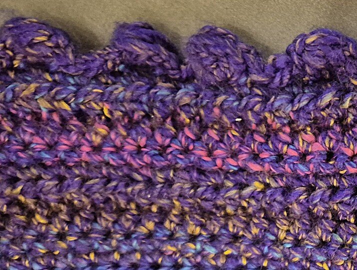 Poncho mit Bällchenrand