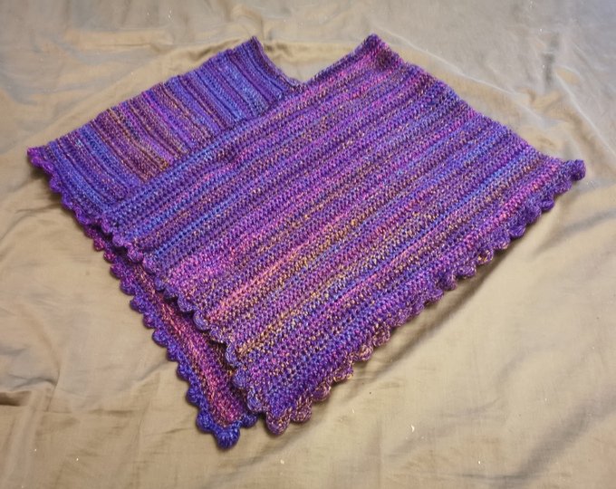 Poncho mit Bällchenrand