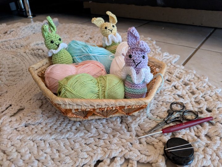 Häkelanleitung Osterhasen Anhänger – Amigurumi Deko für den Osterstrauch