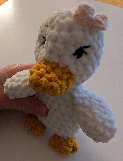 Häkelanleitung: Kuscheliges Küken Ella mit Schleife