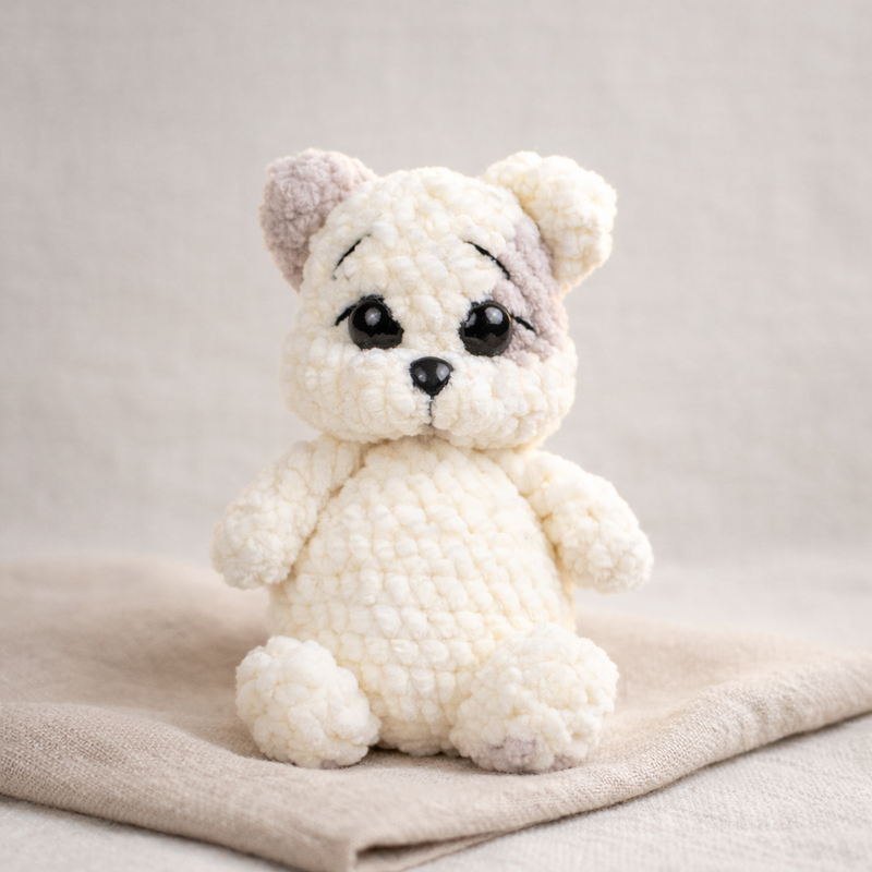 Häkelanleitung Kätzchen „Marshmallow“ – kleine Katze aus Chenillegarn