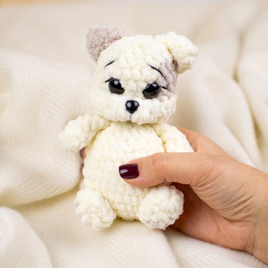 Häkelanleitung Kätzchen „Marshmallow“ – kleine Katze aus Chenillegarn