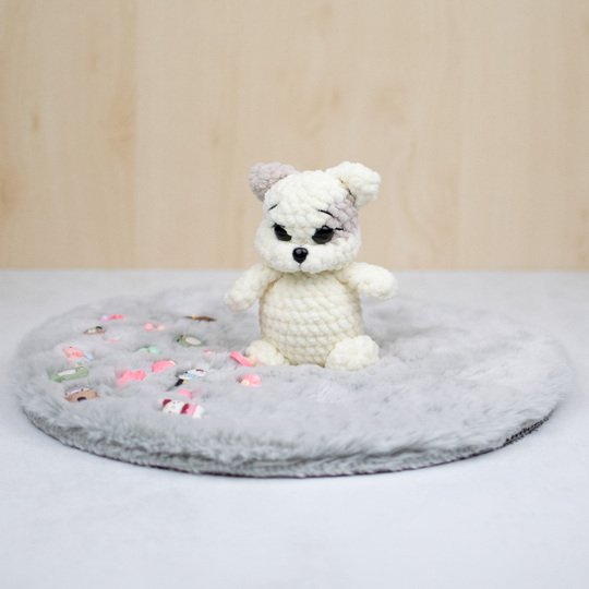 Häkelanleitung Kätzchen „Marshmallow“ – kleine Katze aus Chenillegarn