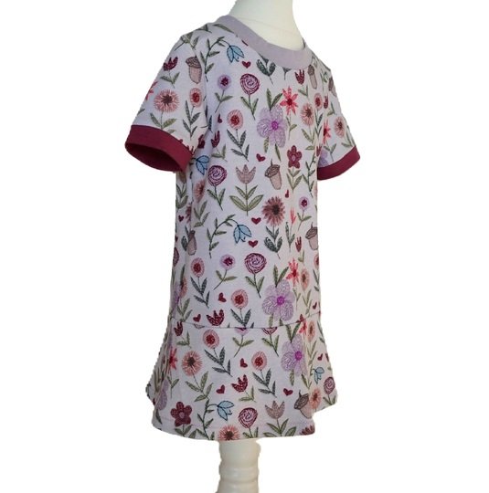 Pattern and instructions for a sporty skater dress with cuffs, sizes 80–140