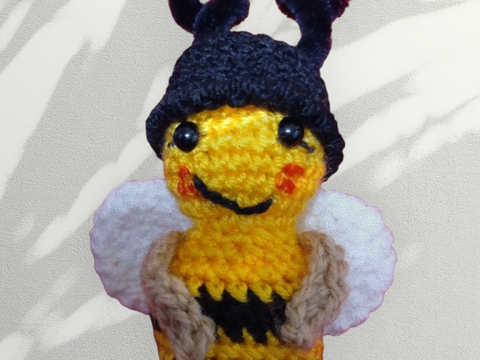 Crochet Pattern: Funny Bee with Hat - Amigurumi Keychain