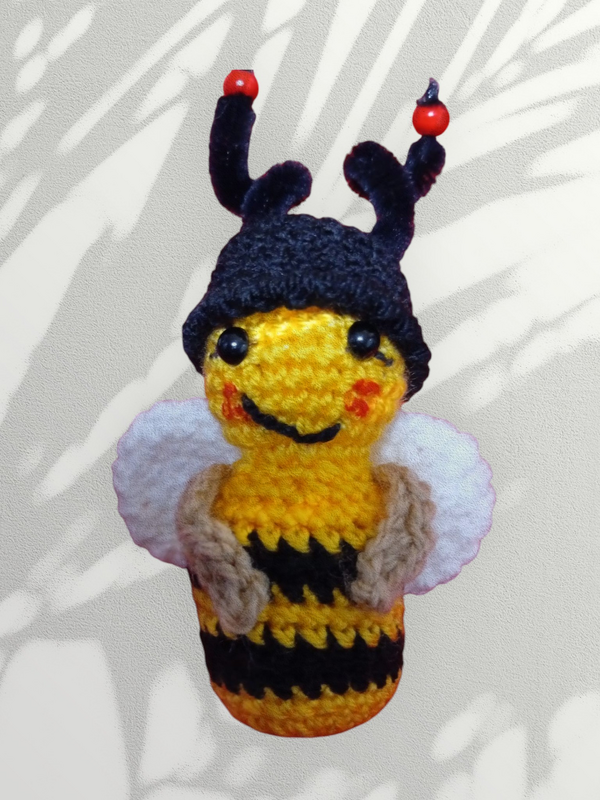 Crochet Pattern: Funny Bee with Hat - Amigurumi Keychain - Image 2