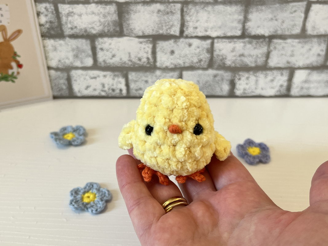 Süßes Plüsch-Küken häkeln – Amigurumi Osterdeko Häkelanleitung - Bild 7