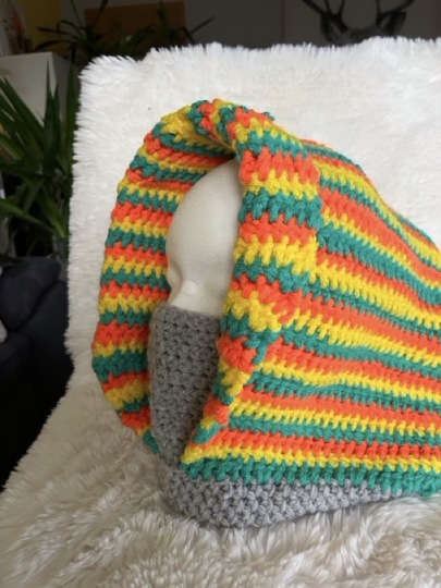 Häkelanleitung Kapuzenmütze für Damen und Jugendliche in Regenbogenfarben