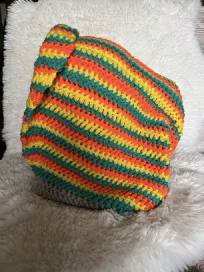 Häkelanleitung Kapuzenmütze für Damen und Jugendliche in Regenbogenfarben