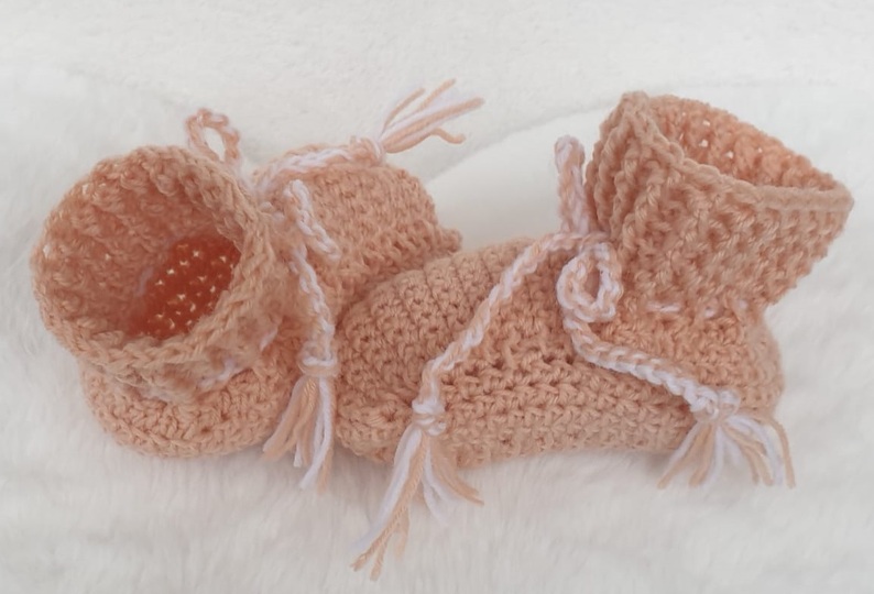 Gehäkelte Babyschuhe Gina – mit jedem Garn, in vielen Größen, ohne Naht