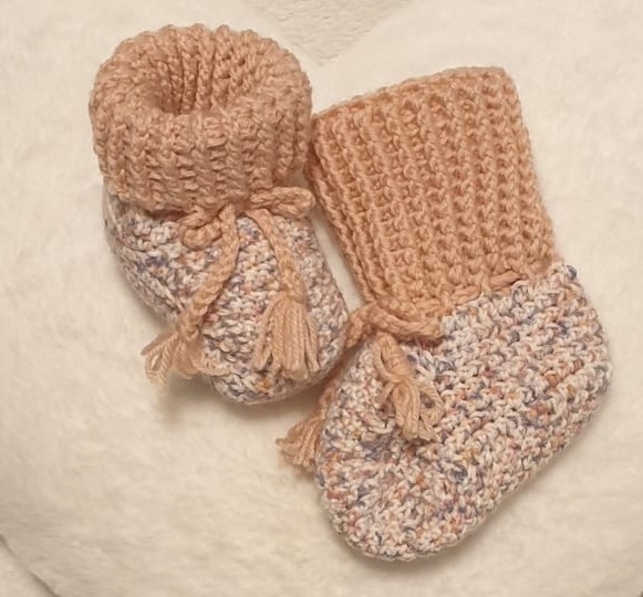 Gehäkelte Babyschuhe Gina – mit jedem Garn, in vielen Größen, ohne Naht