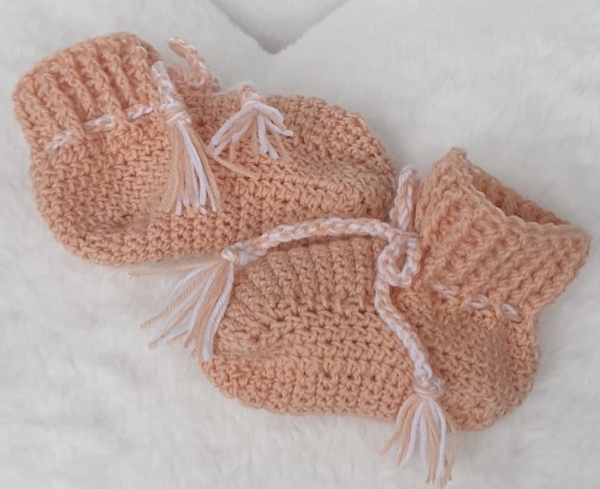 Gehäkelte Babyschuhe Gina – mit jedem Garn, in vielen Größen, ohne Naht