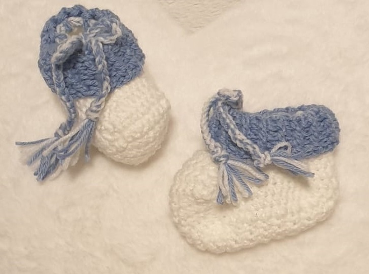 Gehäkelte Babyschuhe Gina – mit jedem Garn, in vielen Größen, ohne Naht