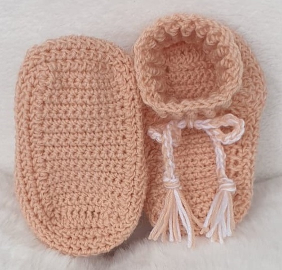 Gehäkelte Babyschuhe Gina – mit jedem Garn, in vielen Größen, ohne Naht