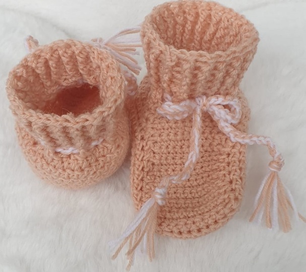 Gehäkelte Babyschuhe Gina – mit jedem Garn, in vielen Größen, ohne Naht