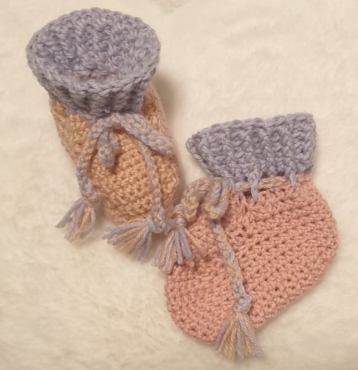 Gehäkelte Babyschuhe Gina – mit jedem Garn, in vielen Größen, ohne Naht