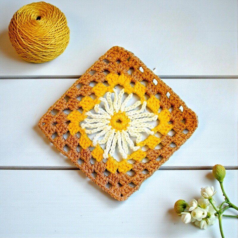 Crochet Daisy Granny Square Pattern - Cottagecore Flower Decor - Image 9