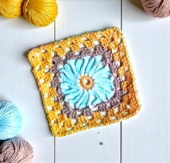 Crochet Daisy Granny Square Pattern - Cottagecore Flower Decor