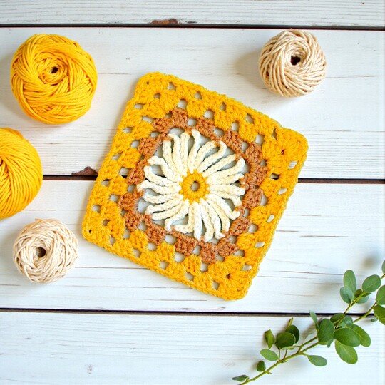 Crochet Daisy Granny Square Pattern - Cottagecore Flower Decor