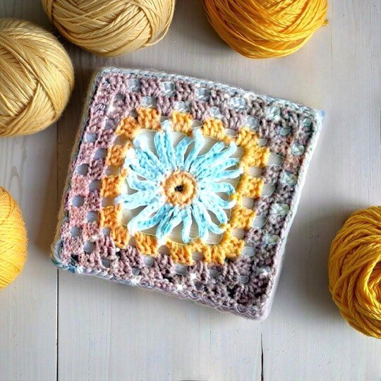 Crochet Daisy Granny Square Pattern - Cottagecore Flower Decor
