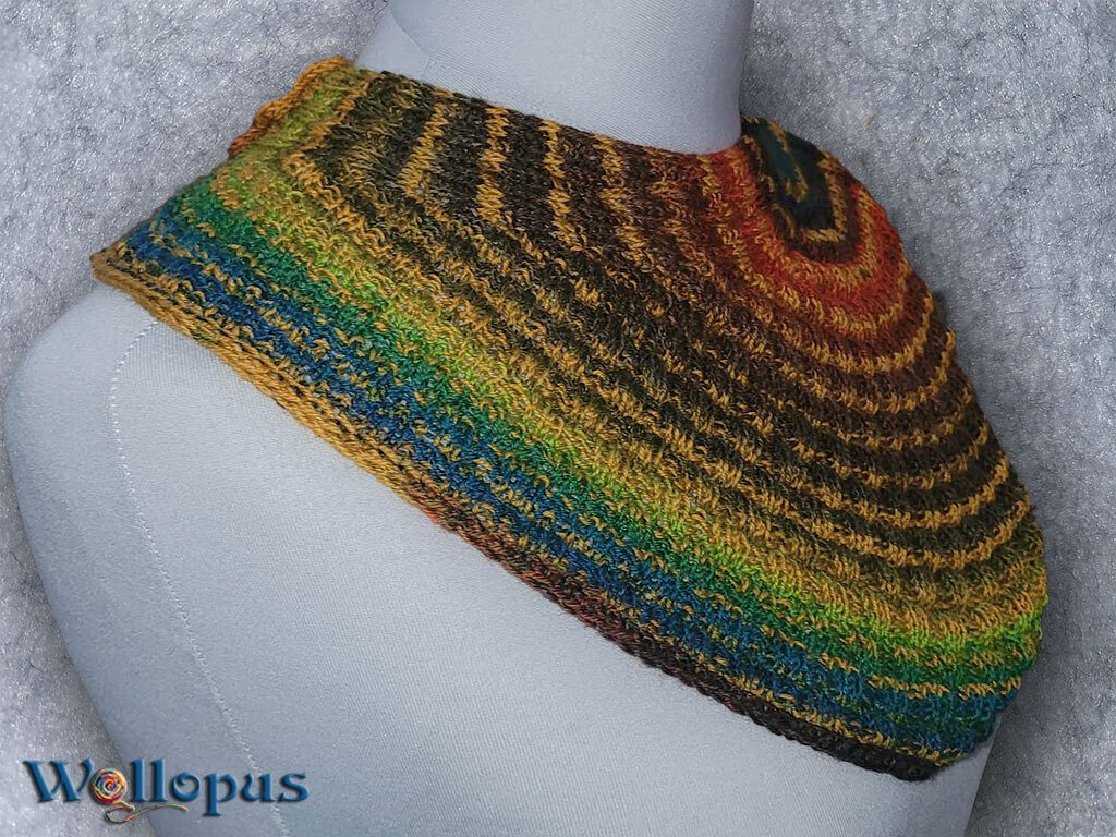 Rund gestricktes Tuch mit Rippenmuster und mehrfarbigem Verlauf auf Puppe
