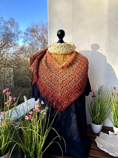 Mad Snowdrop - Häkelanleitung symmetrisches Dreieckstuch