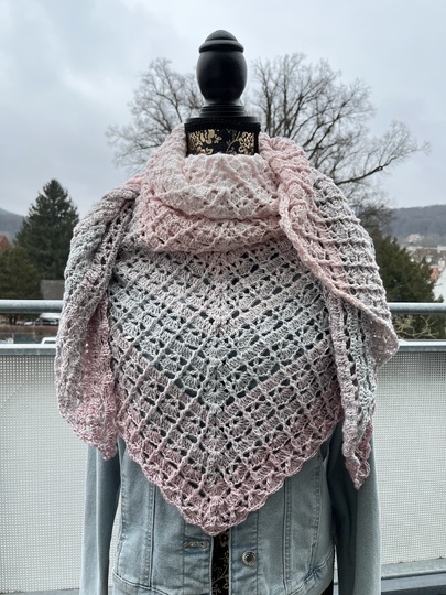 Mad Snowdrop - Häkelanleitung symmetrisches Dreieckstuch