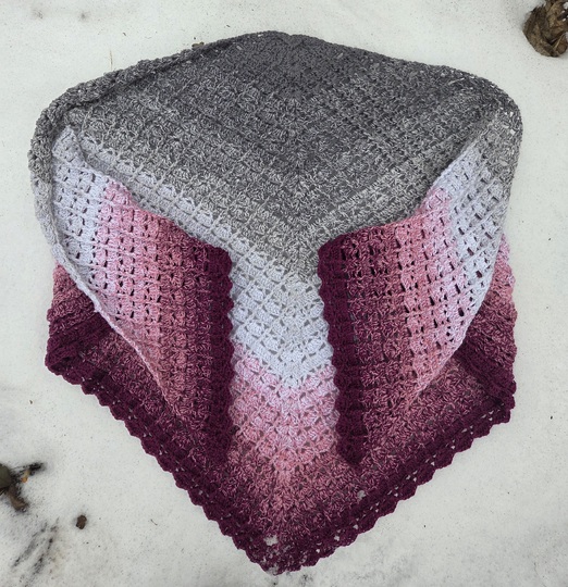 Mad Snowdrop - Häkelanleitung symmetrisches Dreieckstuch