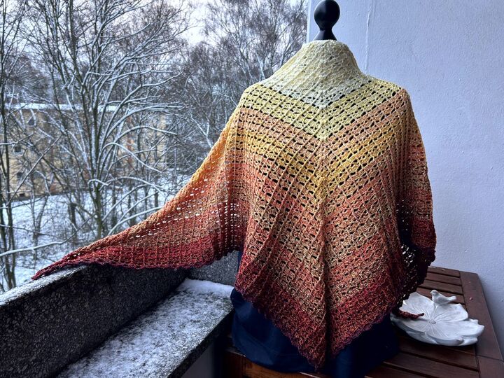 Mad Snowdrop - Häkelanleitung symmetrisches Dreieckstuch