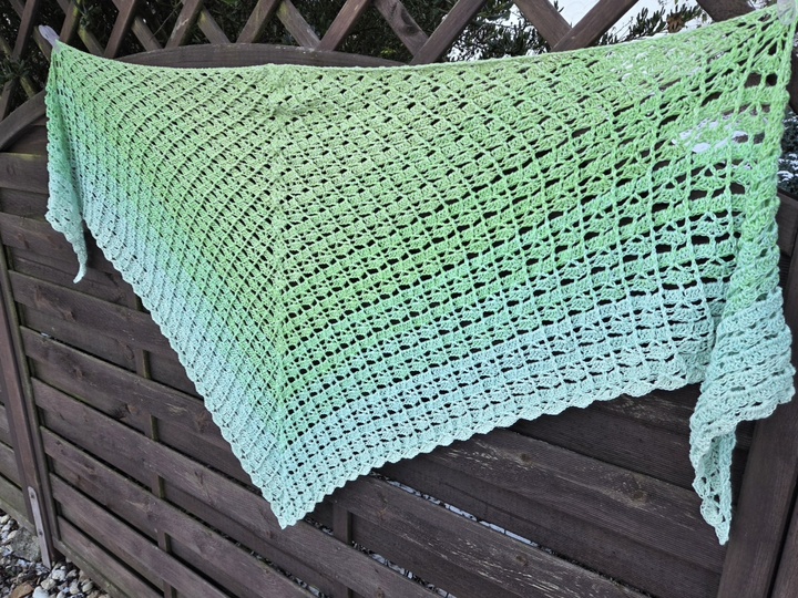 Mad Snowdrop - Häkelanleitung symmetrisches Dreieckstuch