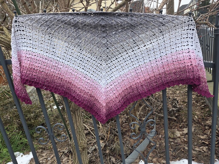 Mad Snowdrop - Häkelanleitung symmetrisches Dreieckstuch