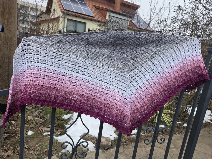 Mad Snowdrop - Häkelanleitung symmetrisches Dreieckstuch