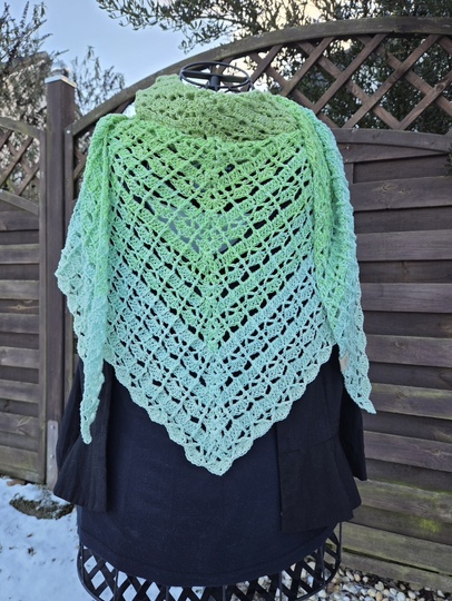 Mad Snowdrop - Häkelanleitung symmetrisches Dreieckstuch