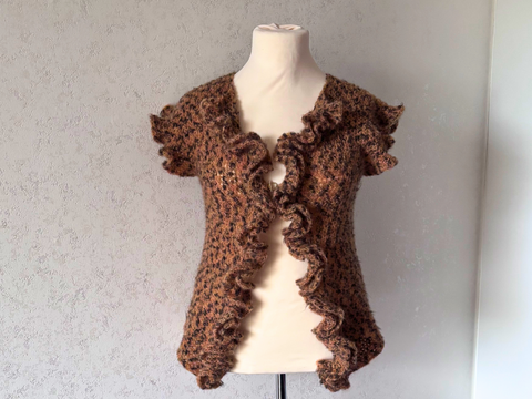 Crochet Pattern „Leoruffles“ modern crochet vest with ruffles