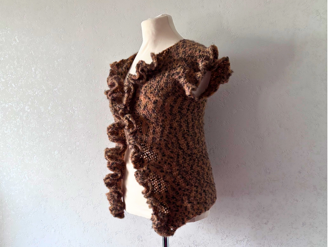 Crochet Pattern „Leoruffles“ modern crochet vest with ruffles - Image 4