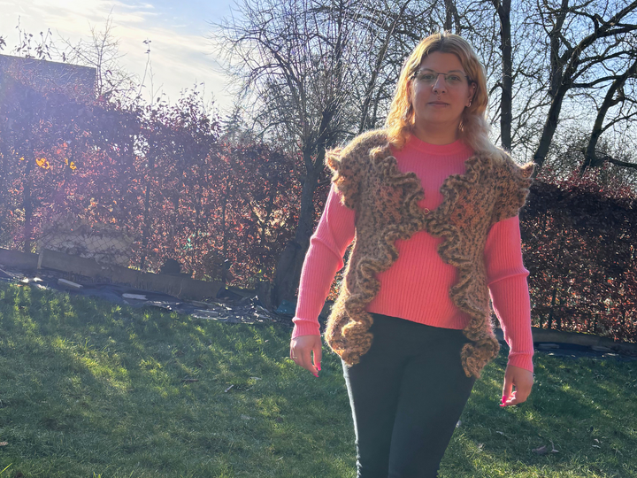 Crochet Pattern „Leoruffles“ modern crochet vest with ruffles